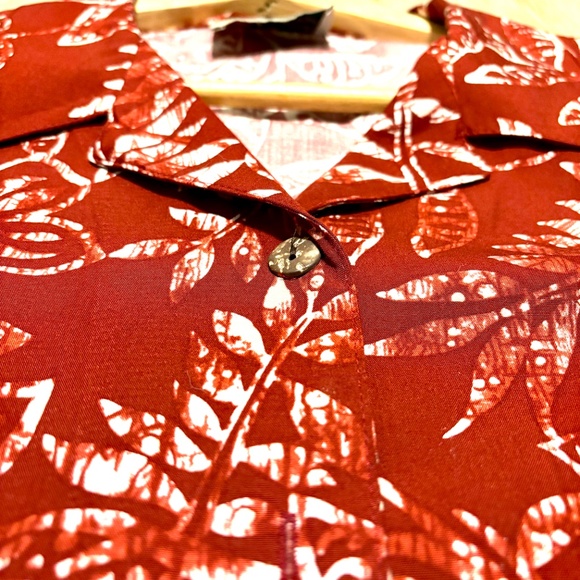 Red/White Floral Pattern Hawaiian Shirt - Picture 8 of 12